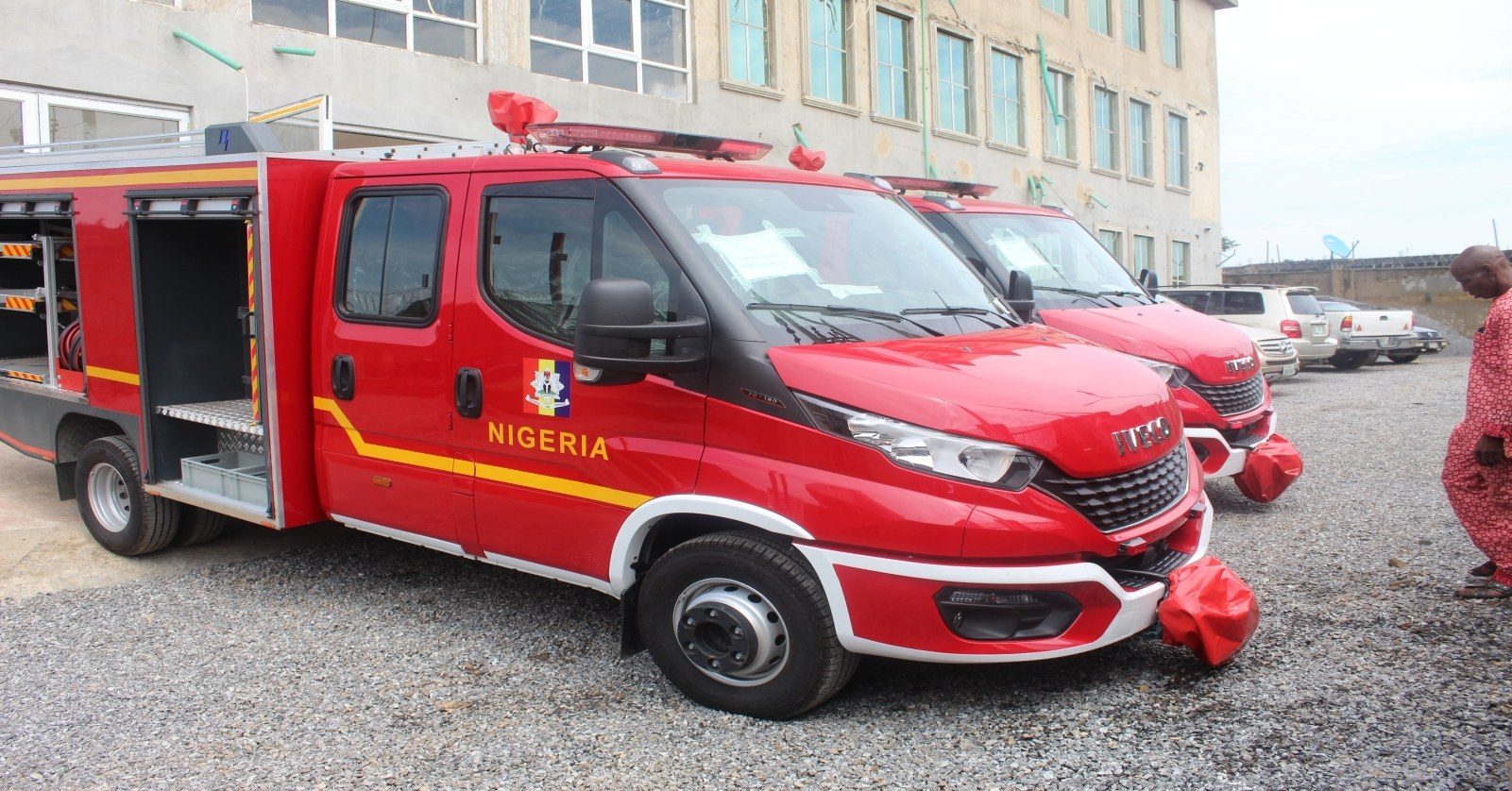 Rapid intervention fire vehicle